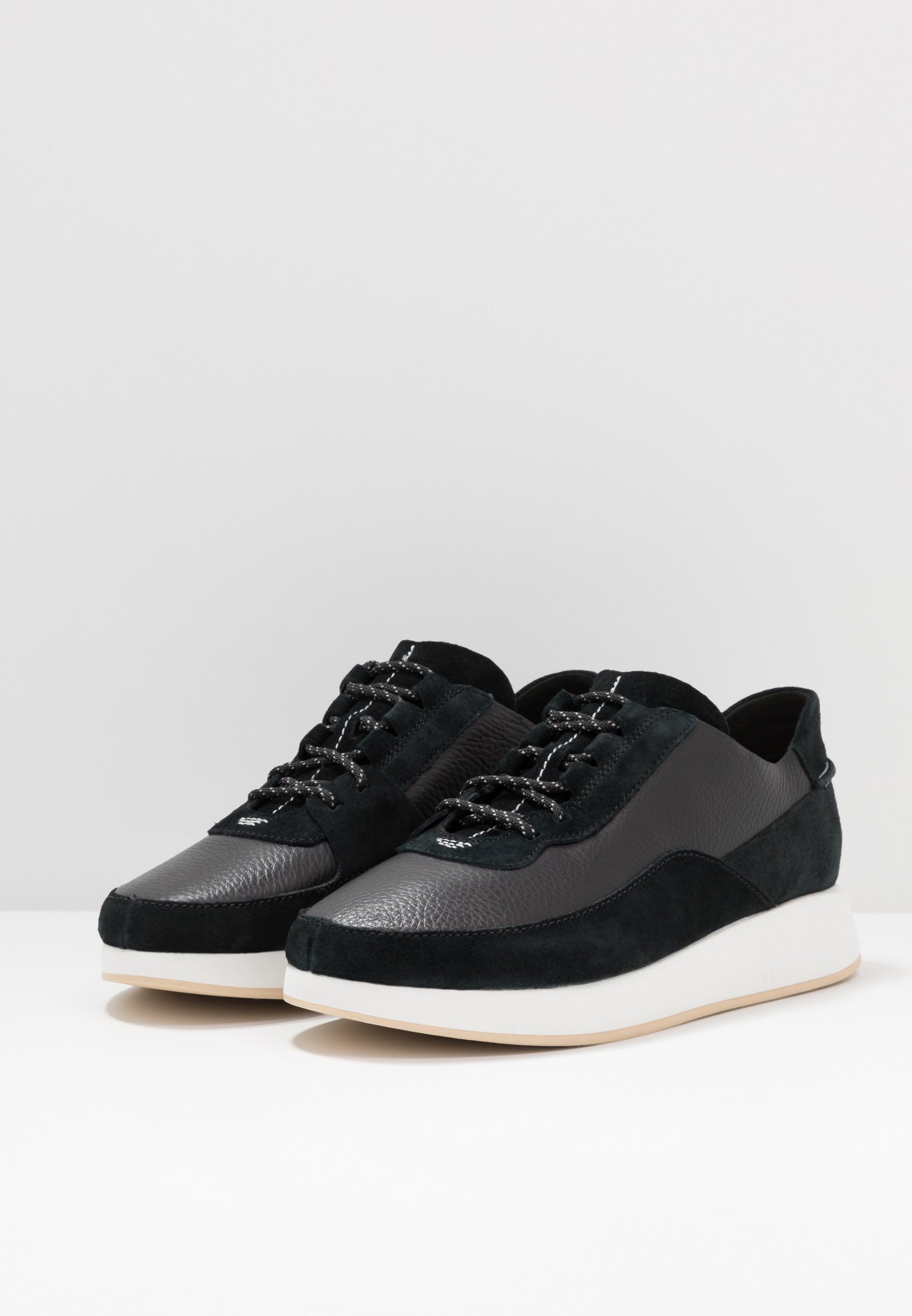 clarks kiowa pace black