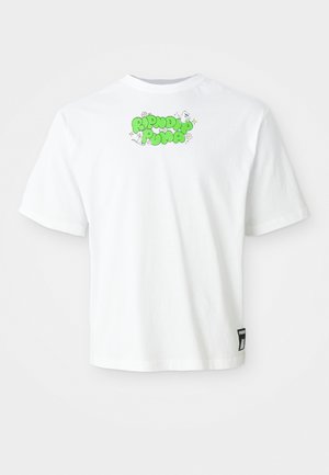 Hvid kortærmet skjorte med grøn "Ripndip Pima" tekst og små tegneserie katteillustrationer nær udskæringen samt et Puma mærke nær kanten.