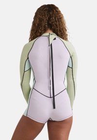 Mute a manica corta in viola chiaro e verde menta, con cuciture piatte, chiusura con zip sul retro e design aderente.