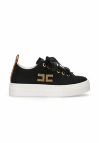 Sneaker nera in tela con suola piatta bianca, occhielli dorati e logo glitterato. Lacci strutturati e un accento marrone sul tallone.