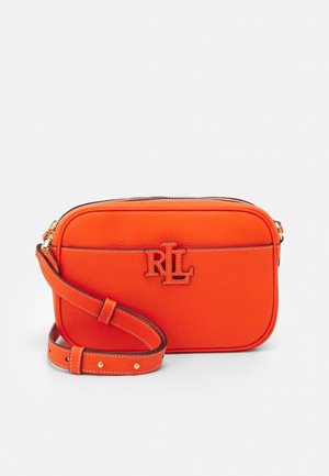 Sac bandoulière en cuir orange avec sangle réglable et fermeture éclair dorée, avec logo RLL embossé sur le devant.