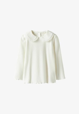 Biała, prążkowana bluzka z długim rękawem, z kołnierzykiem Peter Pan ozdobionym koronką i zapięciem na guziki z tyłu. Miękka tekstura z falbaną u dołu.