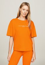 RELAXED – T-shirt print – rich ochre
