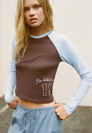 PULL&BEAR, LONG SLEEVE RAGLAN NUMBER - T-SHIRT - T-shirt à manches longues - brown