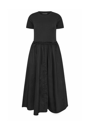Zwarte jurk met korte mouwen, aansluitend gebreide top en geplooide, vloeiende midi-rok met een gerimpelde tailleband.