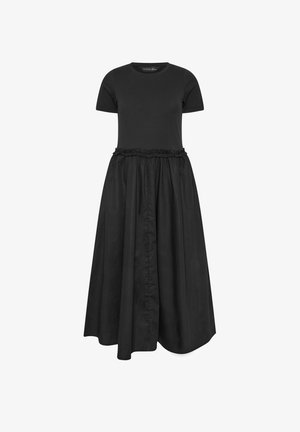 Zwarte jurk met korte mouwen, aansluitend gebreide top en geplooide, vloeiende midi-rok met een gerimpelde tailleband.