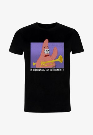 Schwarzes T-Shirt mit einer Cartoonfigur mit pinkem Körper, großen Augen, die eine Trompete hält, und dem Text: "IST MAYONNAISE EIN INSTRUMENT?"