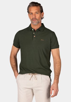 Donkergroen polo-shirt van zacht materiaal met korte mouwen, een kraag en een knoopsluiting met drie knopen. Gouden logo detail op de borst.