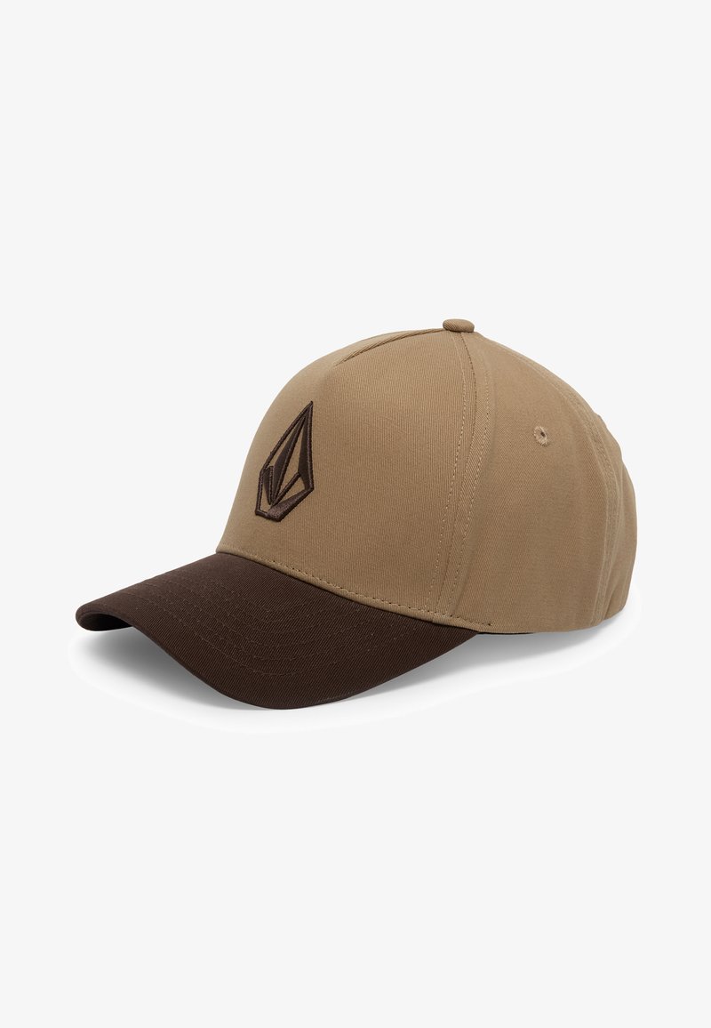 Casquette de baseball beige et marron foncé avec un logo géométrique brodé sur le panneau avant, une visière courbée et des trous de ventilation sur les côtés.
