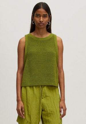 Groene gebreide mouwloze top met een ronde halslijn, voorzien van een textuurpatroon. Gecombineerd met bijpassende lichtgewicht groene broek.