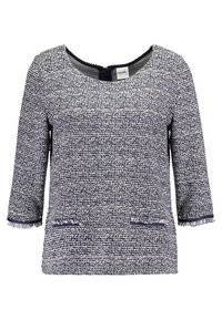 Marineblauer und weißer strukturierter Pullover mit drei Viertelärmeln, rundem Ausschnitt und Fransenverzierungen an den Bündchen und Taschen.
