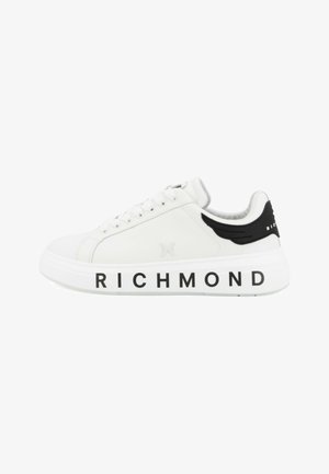 Sneaker bianca a taglio basso con suola spessa, dettaglio nero sul tallone, chiusura con lacci e la scritta "RICHMOND" in nero sulla suola esterna.