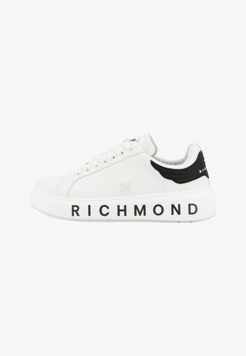 Witte lage sneaker met dikke zool, zwarte hieldetail, vetersluiting en "RICHMOND" in het zwart gedrukt op de buitenzool.