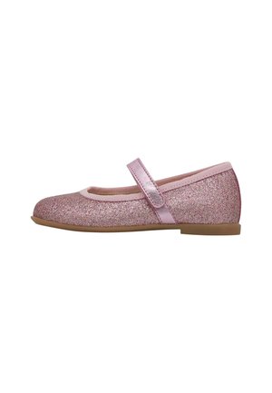 Balletschuh aus pinkem Glitzer-Material mit runder Zehenpartie und passendem Riemen über dem Spann. Braune Gummisohle, glatte Textur.