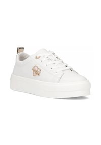 Białe sneakersy z gładką, skórzopodobną powierzchnią, grubą białą podeszwą i złotym logo serca po boku. Posiadają płaskie sznurowadła i tylną zakładkę.