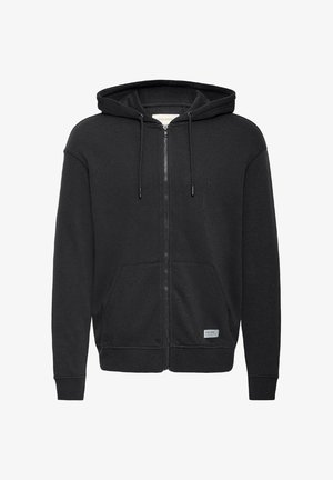 Hanorac negru cu fermoar, glugă cu șnur, buzunare frontale, manșete și tiv striate, și o etichetă din material pe partea stângă jos.