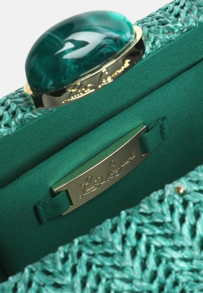 Grøn flettet håndtaske med en skinnende turkis lukning. Har en glat satinforing og en guldfarvet logoplade fastgjort til det indvendige stof.