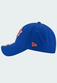Cappellino da baseball blu con logo arancione ricamato, tessuto testurizzato, visiera curva e design snapback standard. Sul lato presenta un emblema di marca.