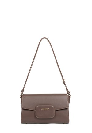 Sac à main en cuir marron avec rabat rectangulaire et logo doré "Lancaster Paris" centré sur la poche avant.
