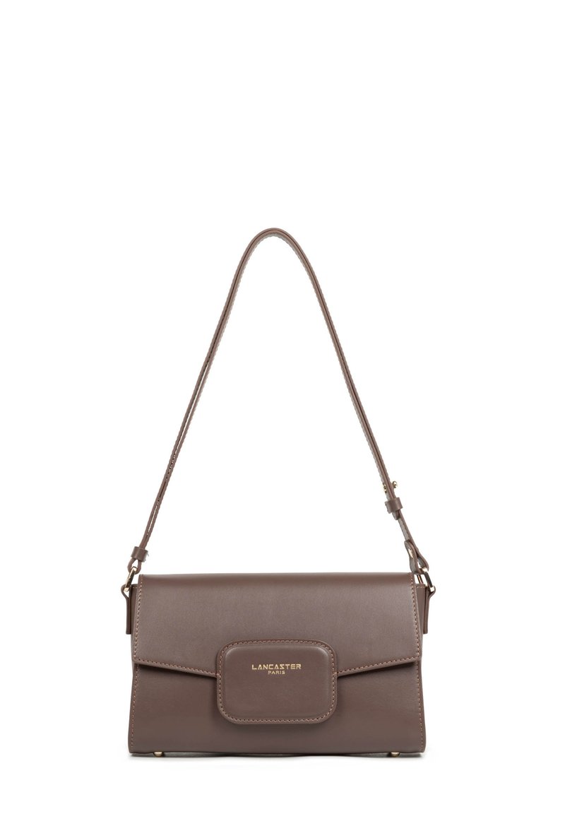 Borsa a spalla in pelle marrone con patta rettangolare e logo dorato "Lancaster Paris" centrato sulla tasca anteriore.