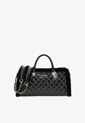 Sac à main matelassé noir avec finition en cuir verni brillant, accents de texture douce, double poignée, bandoulière en chaîne et détail du logo de la marque bien visible.