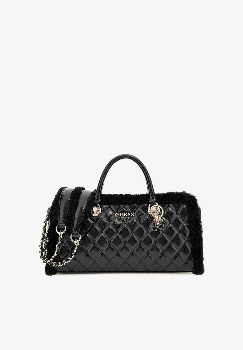 Sac à main matelassé noir avec finition en cuir verni brillant, accents de texture douce, double poignée, bandoulière en chaîne et détail du logo de la marque bien visible.