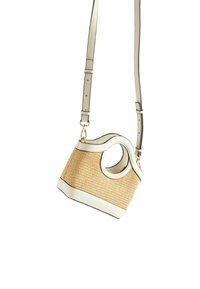Petit sac à main en paille tissé avec garniture en cuir blanc, poignée ronde découpée et bandoulière en cuir blanc ajustable avec ferrures dorées.