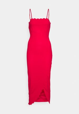 Czerwona sukienka midi z falowanym dekoltem i cienkimi ramiączkami, z bocznym rozcięciem i gładką fakturą materiału.