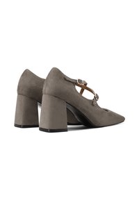 Scarpe in suede grigio con tacco a blocco e punta affusolata, caratterizzate da un design con ritagli e una cintura con un dettaglio in fibbia.