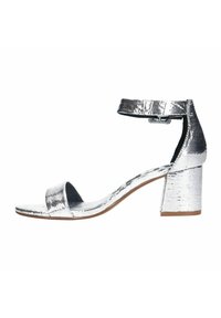 Zilveren sandaal met hakken, met een gestructureerde, metallic afwerking, enkelbandje, open teen en een blokhakontwerp voor stabiliteit en comfort.