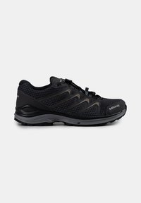 Zwarte sportieve schoen met een bovenwerk van mesh, netvormige accenten en een flexibele zool. Kenmerkt zich door een gestroomlijnd ontwerp en een snelvetersysteem voor eenvoudige aanpassing.