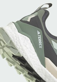 Adidas Terrex FREE HIKER 2 LOW GTX W - Trekingové boty - silver green   linen green   grey
