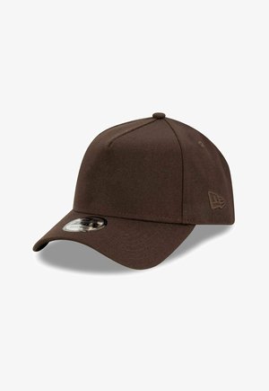 Braune verstellbare Baseballkappe mit gebogenem Schirm und kleinem Logo an der Seite, auf einem weißen Hintergrund präsentiert.