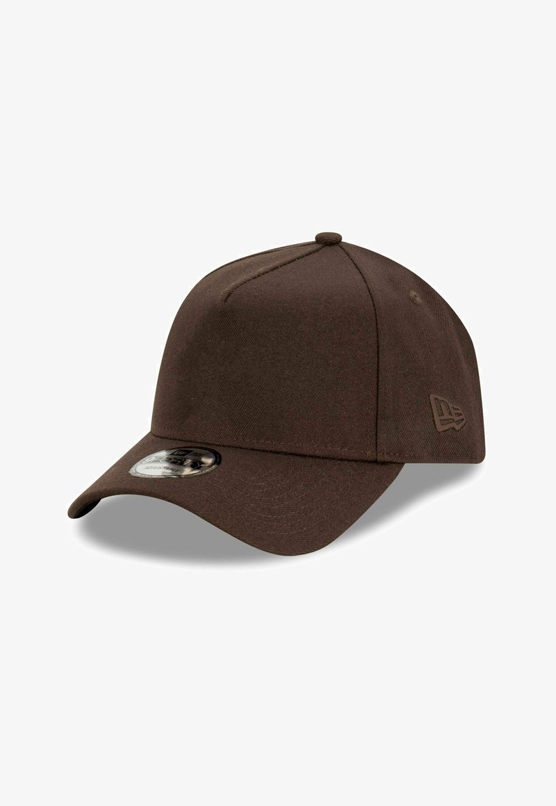 Braune verstellbare Baseballkappe mit gebogenem Schirm und kleinem Logo an der Seite, auf einem weißen Hintergrund präsentiert.