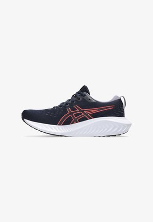 Scarpe da corsa navy con parte superiore in rete, accenti rossi, una suola intermedia bianca imbottita, suola testurizzata e chiusura con lacci. Adatte per uso atletico.