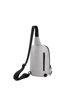 Borsa a tracolla in tessuto grigio con tracolla nera, design slim, tasca frontale con zip e tracolla regolabile per un uso comodo.