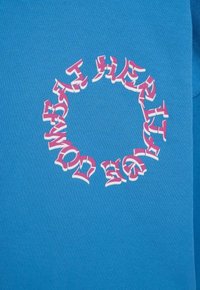 Niebieska bawełniana bluza z okrągłym nadrukiem i stylizowanym różowym tekstem. Gładka tekstura, luźny krój i brak dodatkowych wzorów.