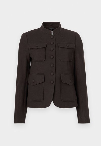 Σκούρο καφέ ραμμένο σακάκι με όρθιο γιακά, εμπρός κουμπιά καλυμμένα με ύφασμα και τέσσερις τσέπες με καπάκι και κουμπιά.