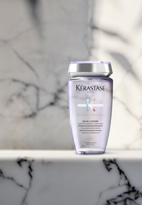 KÉRASTASE BLOND ABSOLU BAIN LUMIERE HYDRATING ILLUMINATING SHAMPOO FOR LIGHTENED & BLONDE HAIR nieokreślony