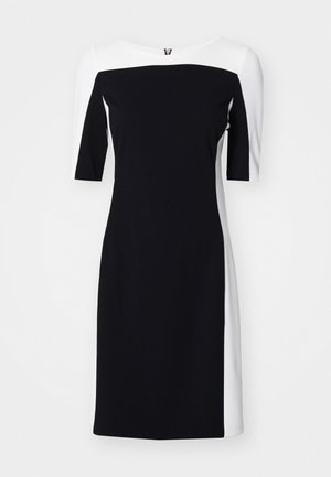 Svart og hvit fargedelt kjole, med en tettsittende design, vid halsutringning og korte ermer, laget av glatt, elastisk stoff.
