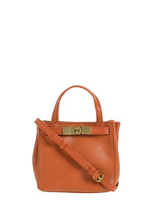 Petit sac à main en cuir orange texturé avec poignée supérieure, bandoulière ajustable et fermeture à tour dorée.