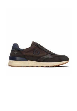 Zapatilla deportiva marrón oscuro y negra con detalle en el talón azul marino, suela beige texturizada y parte delantera con cordones, mostrada en perfil lateral sobre fondo blanco.