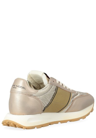 Baskets beige et métalliques avec bandeau tan, semelle en mousse, semelle extérieure en gomme texturée, et logo "Philippe Model Paris" sur l'onglet du talon.