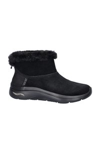 Zwarte enkelboots van zacht suede, met een nepbont kraag, een ronde neus en een flexibele zwarte antislipzool.