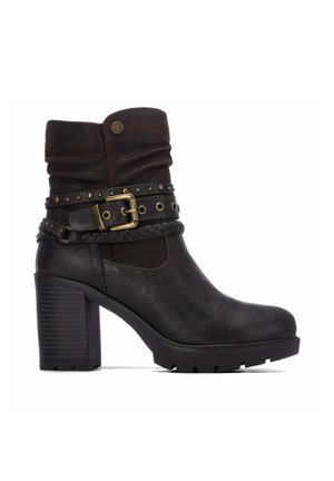 Bota negra de cuero hasta media pantorrilla con tacón grueso, correa trenzada decorativa, hebilla de metal y detalles con tachuelas.