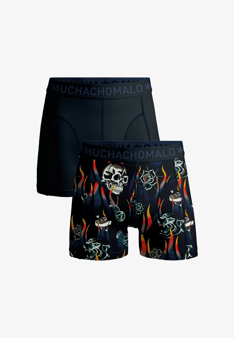 Due paia di boxer: uno completamente nero, l'altro con un design colorato di teschi e fiori con fiamme. Entrambi hanno una cintura nera con il marchio.