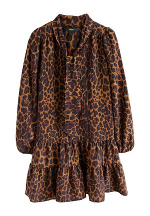 Langærmet leopardprint-kjole med flæsekant og bindedetalje ved halsen i brune og sorte toner.