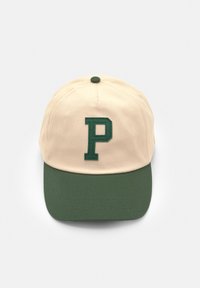Căciulă de baseball cu o coroana din bumbac bej deschis și o vizieră verde închis. Dispune de un „P” verde brodat pe față. Material texturat.