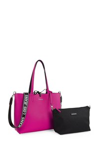 Bolsa de tote texturizada en rosa con asas y acentos negros, cuenta con un cierre de cordón y un estuche negro con cremallera desmontable.
