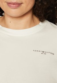 Tommy Hilfiger Curve 1985 MINI CORP - T-Shirt basic - ecru